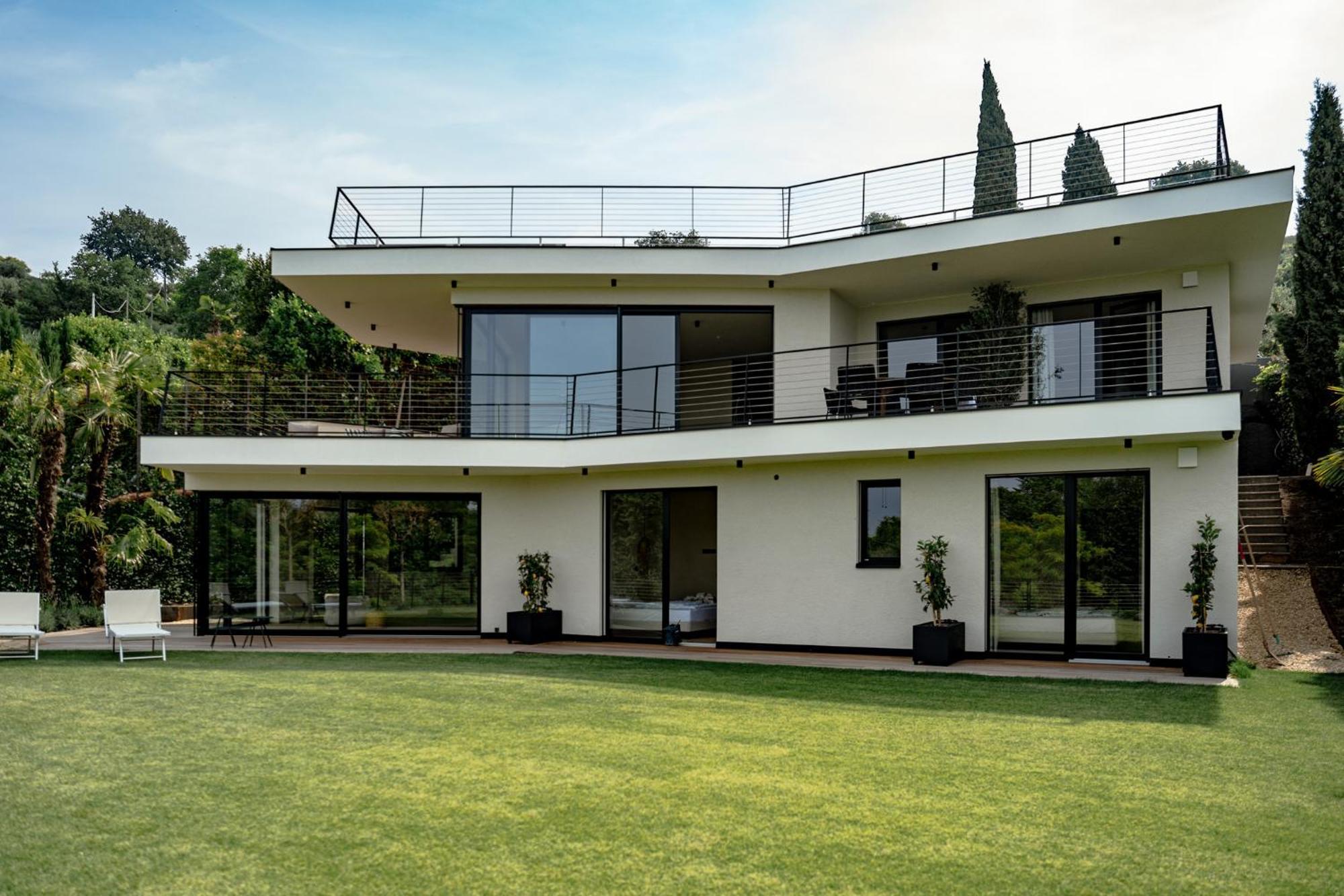 Mysummer Lakeside Villa
